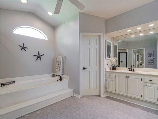 Bathroom, Dual Sink Vanities, Interior, Recessed Lighting