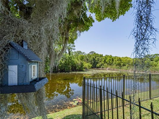Exterior, Lake