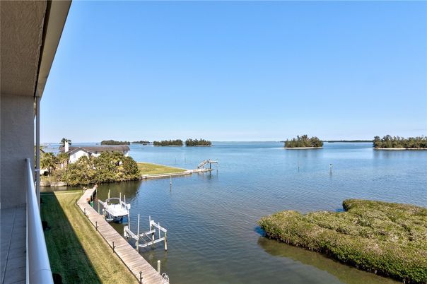 Exterior, Lake