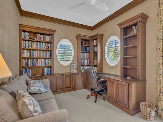 Home Office, Interior