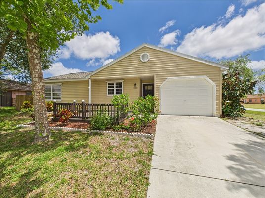 Attached, Exterior, Facade, Ranch
