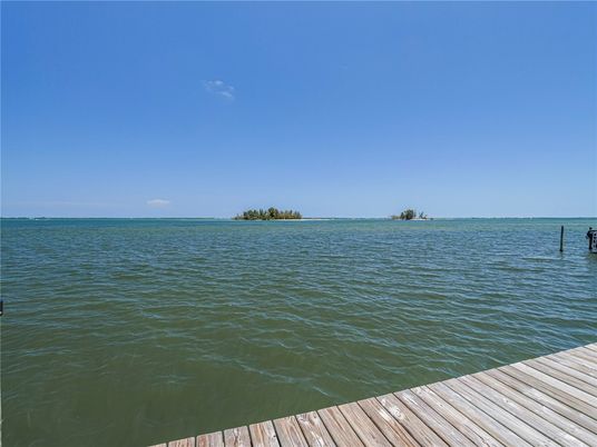 Exterior, Lake