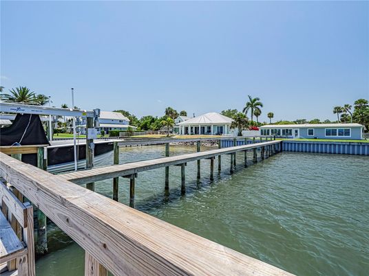 Exterior, Lake