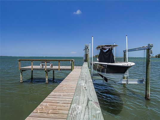 Exterior, Lake