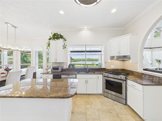 Dining room, Interior, Kitchen, Pendant Lights, Recessed Lighting, Stainless Steel Appliances