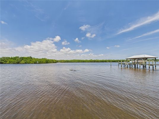 Exterior, Lake