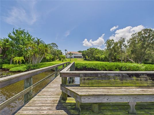 Exterior, Lake