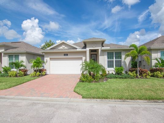 Attached, Exterior, Facade, Ranch