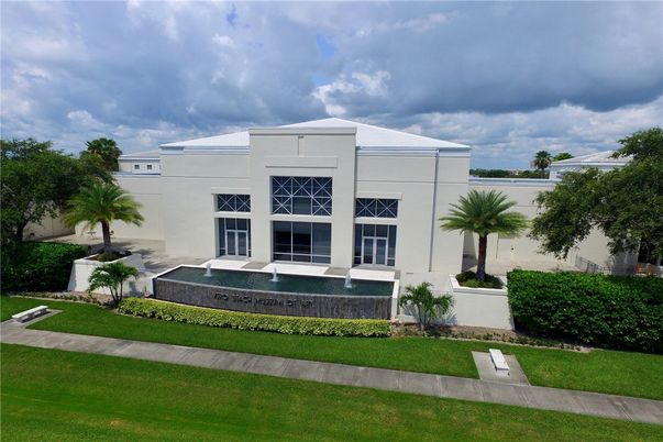 Exterior, Facade, Modern
