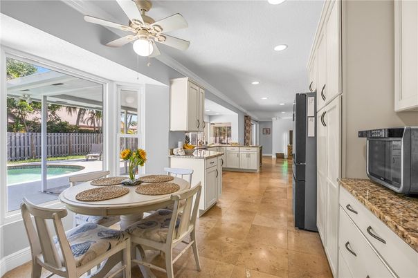Dining room, Interior, Kitchen, Recessed Lighting