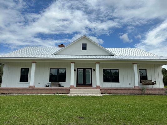 Exterior, Facade, Farmhouse
