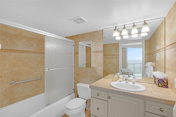 Bathroom, Interior, Tile Countertops