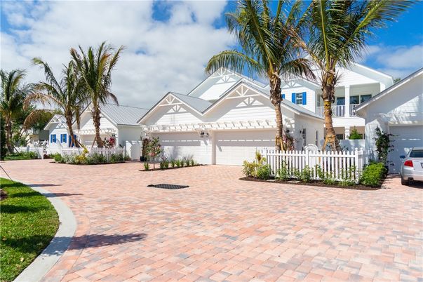 Attached, Exterior, Facade, Ranch