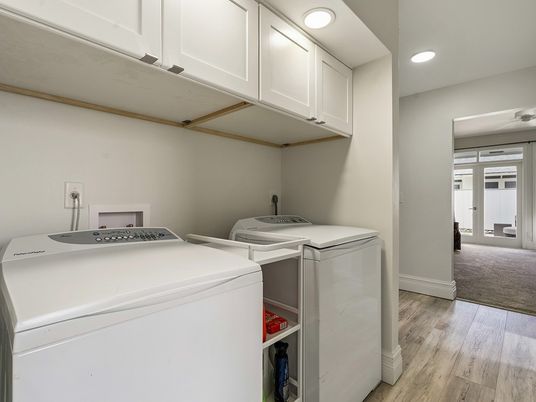 Interior, Recessed Lighting, Washer, Wood Texture Flooring