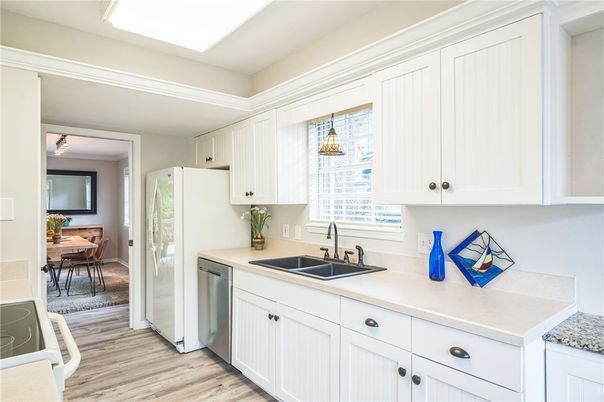 Dining room, Interior, Kitchen, Pendant Lights, Wood Texture Flooring