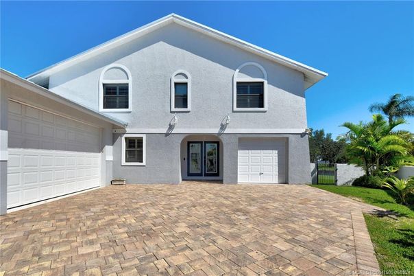 Attached, Exterior, Facade, Brick Traditional