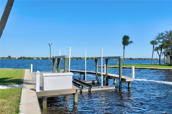 Exterior, Lake