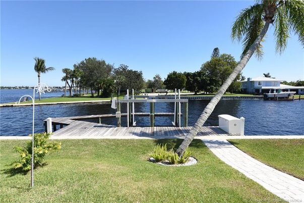 Exterior, Lake