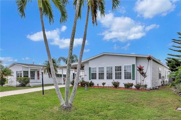 Backyard, Exterior, Facade, Ranch