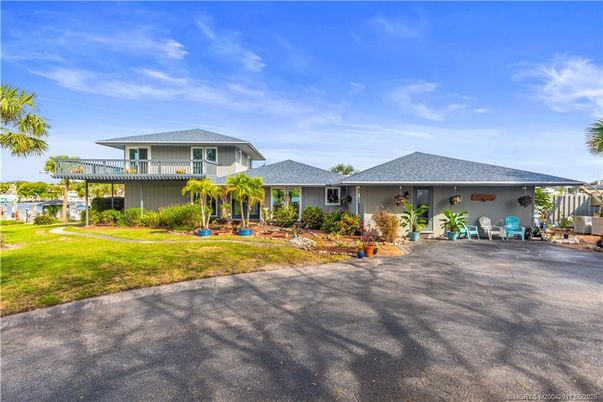 Backyard, Exterior, Facade, Split Level