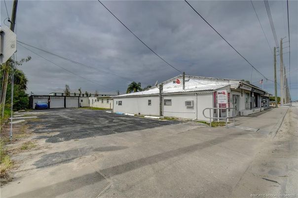 Detached Garage, Exterior