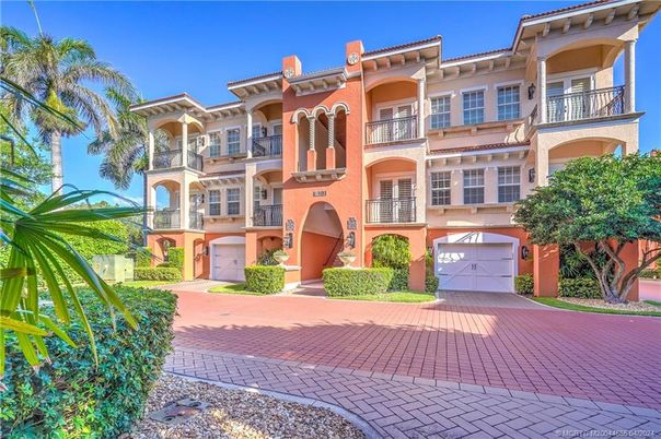 Attached, Exterior, Facade, Mediterranean