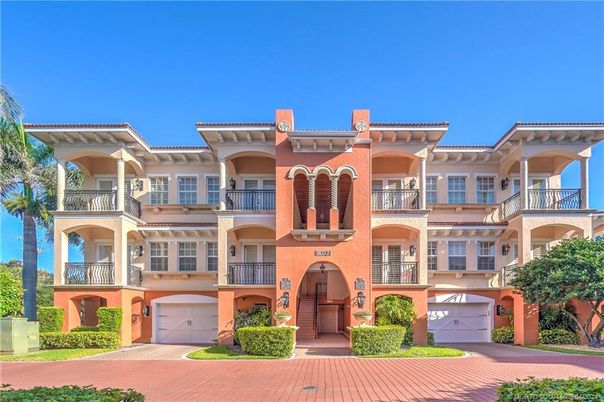 Attached, Exterior, Facade, Mediterranean