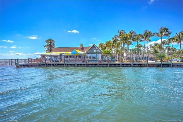 Exterior, Lake