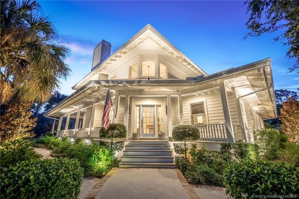 Exterior, Facade, Queen Anne Victorian