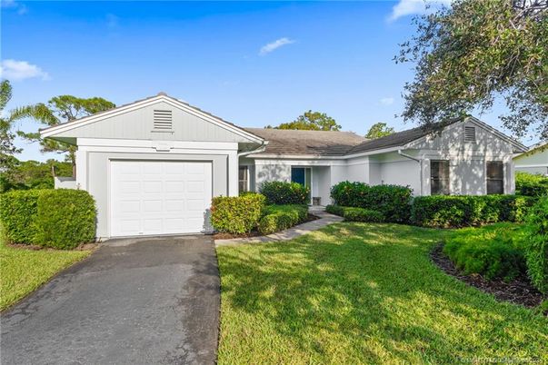 Attached, Exterior, Facade, Ranch