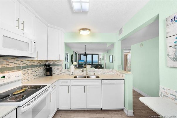 Dining room, Interior, Kitchen, Pendant Lights, Wood Texture Flooring