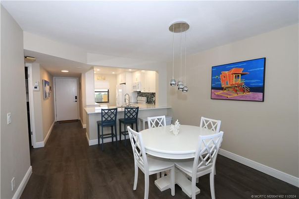 Dining room, Interior, Kitchen, Pendant Lights, Recessed Lighting, Wood Texture Flooring