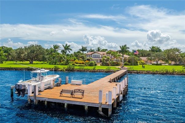 Exterior, Lake