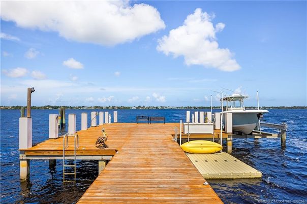 Exterior, Lake