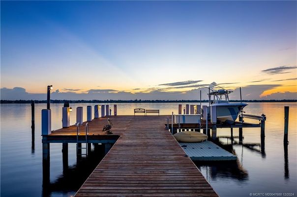 Exterior, Lake