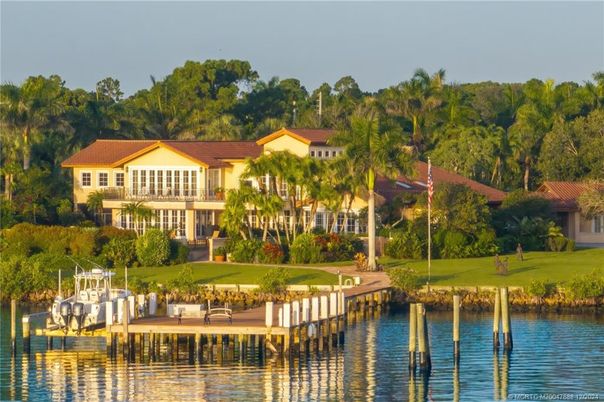 Exterior, Lake
