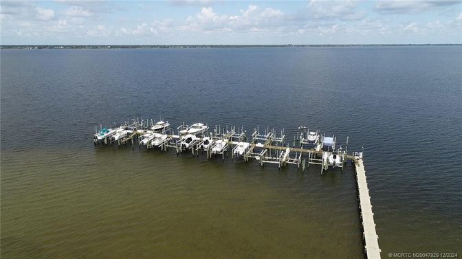Exterior, Lake