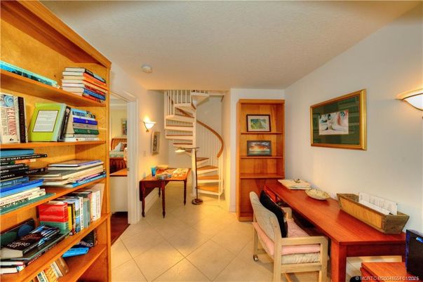 Home Office, Interior