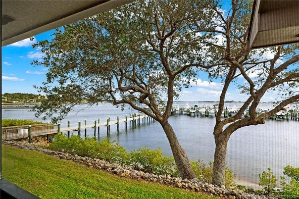 Exterior, Lake