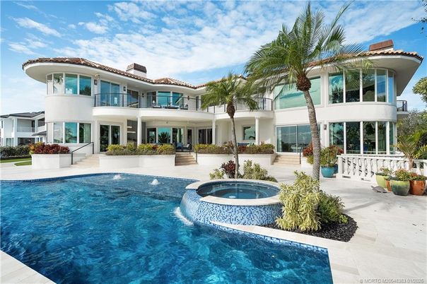 Exterior, Facade, Pool, Mediterranean