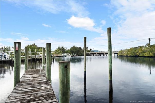 Exterior, Lake