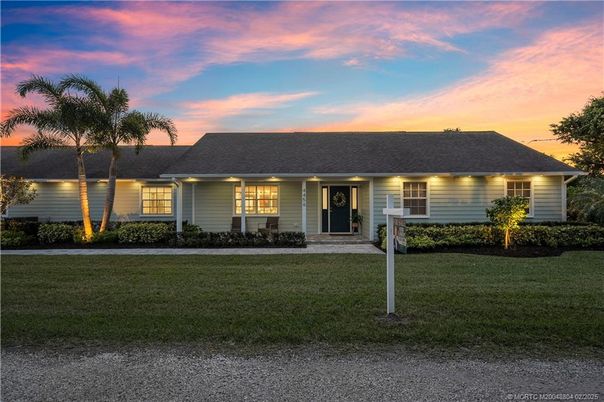 Backyard, Exterior, Facade, Ranch