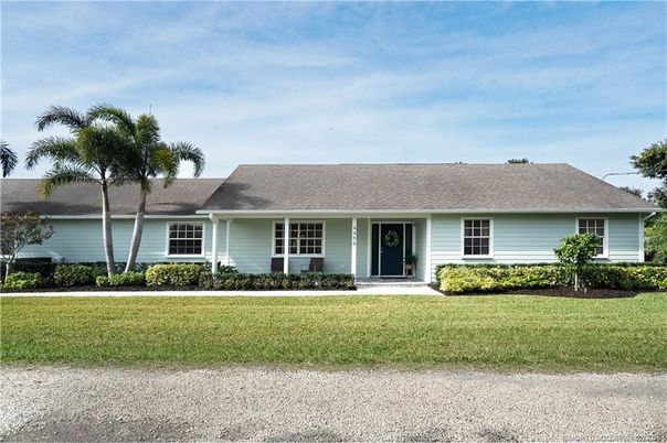 Exterior, Facade, Ranch