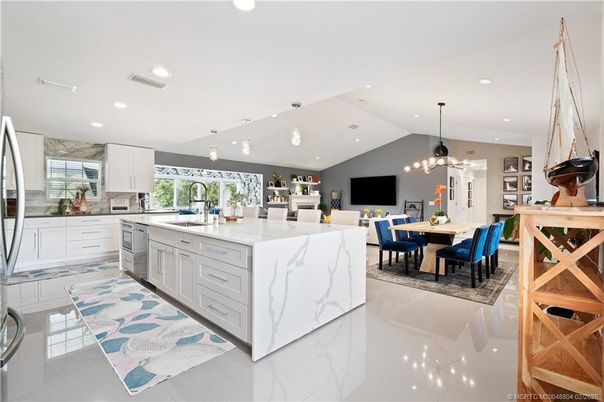 Dining room, Interior, Kitchen, Pendant Lights, Recessed Lighting, Stainless Steel Appliances