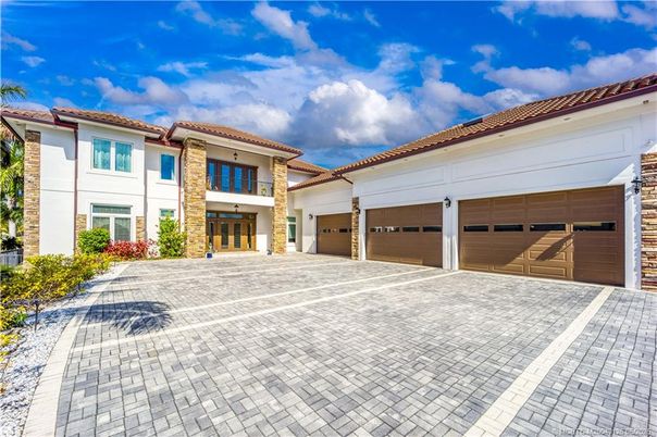 Attached, Exterior, Facade, Mediterranean