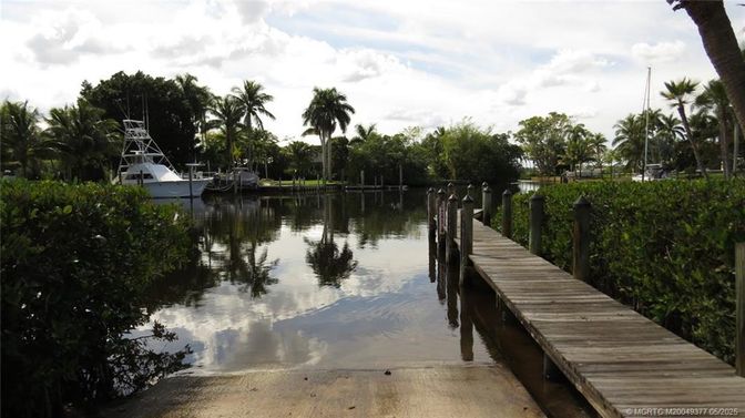 Exterior, Lake