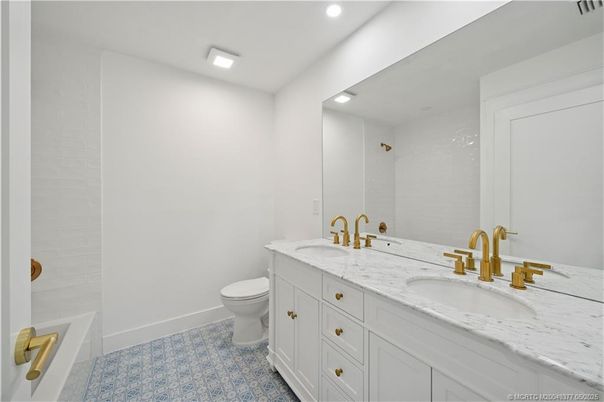 Bathroom, Dual Sink Vanities, Interior, Recessed Lighting