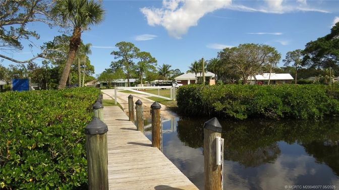 Exterior, Lake