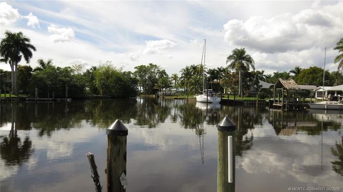 Exterior, Lake