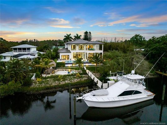 Exterior, Lake
